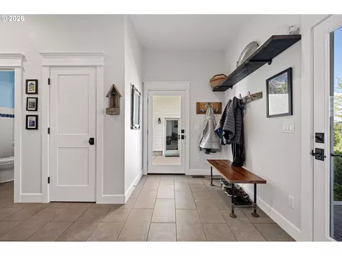 Entry Way - 2764 E 40th Ave, Eugene, OR 97405 photo 2 of 2