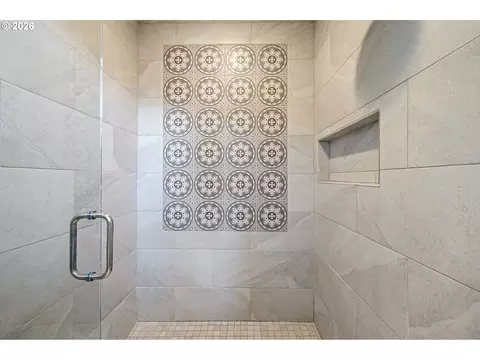 Bath - 2764 E 40th Ave, Eugene, OR 97405 photo 3 of 5