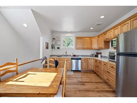 Kitchen - 2764 E 40th Ave, Eugene, OR 97405 photo 5 of 5