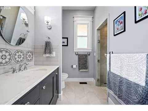 Bath - 2764 E 40th Ave, Eugene, OR 97405 photo 2 of 5