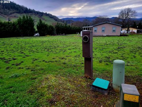 240 Mathews Dr #22, Myrtle Creek, OR 97457