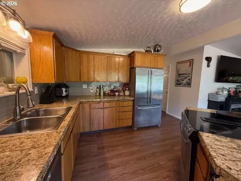 Kitchen - 8429 Duncan Island Rd, Mapleton, OR 97453 photo 3 of 4