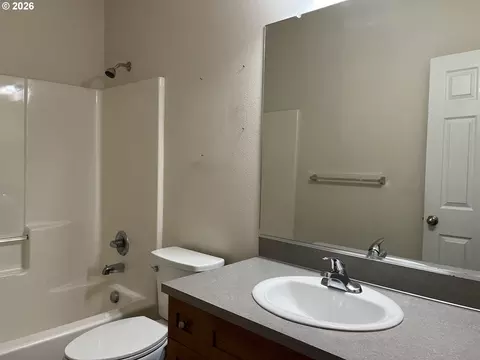 Bath - 614 Burghardt Dr, Molalla, OR 97038 photo 1 of 4