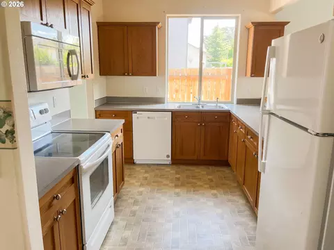 Kitchen - 614 Burghardt Dr, Molalla, OR 97038 photo 2 of 2