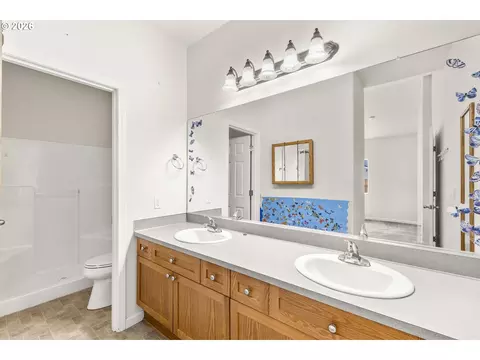 Bath - 614 Burghardt Dr, Molalla, OR 97038 photo 4 of 4