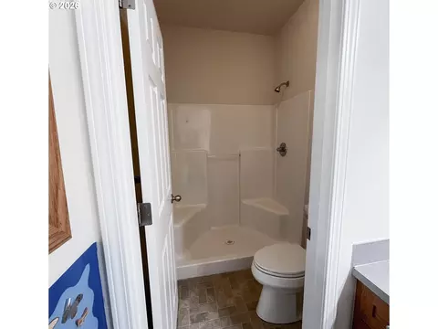 Bath - 614 Burghardt Dr, Molalla, OR 97038 photo 2 of 4