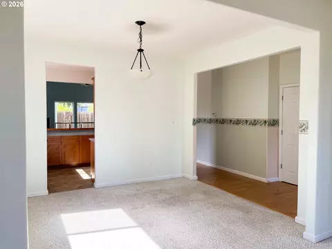Living - 614 Burghardt Dr, Molalla, OR 97038 photo 1 of 2