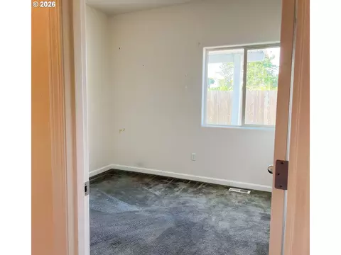 Bedroom - 614 Burghardt Dr, Molalla, OR 97038 photo 2 of 8
