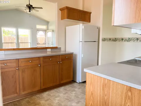 Kitchen - 614 Burghardt Dr, Molalla, OR 97038 photo 1 of 2