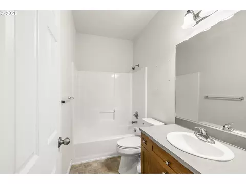 Bath - 614 Burghardt Dr, Molalla, OR 97038 photo 3 of 4