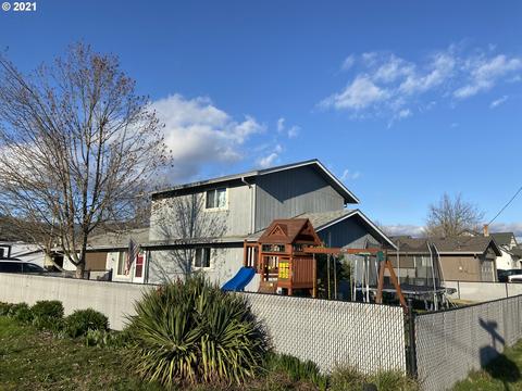 311 Maple St, Riddle, OR 97469 photo 1