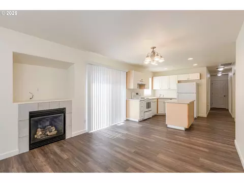 Living - 871 SW Junction Pl, Gresham, OR 97080 photo 2 of 3
