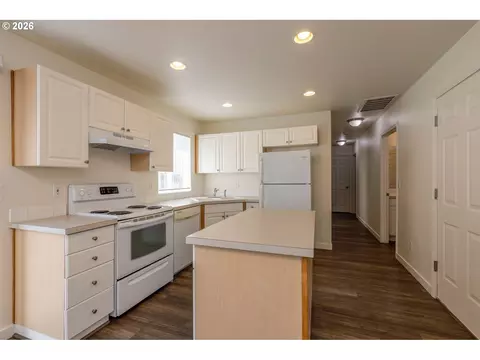 Kitchen - 871 SW Junction Pl, Gresham, OR 97080 photo 1 of 2