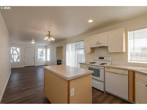 Kitchen - 871 SW Junction Pl, Gresham, OR 97080 photo 2 of 2