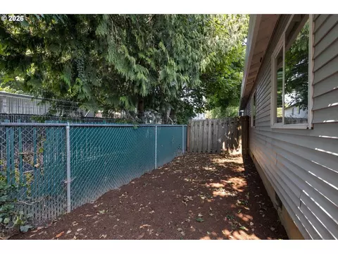 Exterior - 871 SW Junction Pl, Gresham, OR 97080 photo 3 of 3
