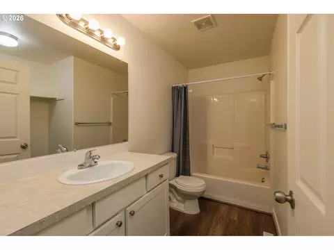 Bath - 871 SW Junction Pl, Gresham, OR 97080 photo 1 of 2