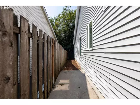 Exterior - 871 SW Junction Pl, Gresham, OR 97080 photo 2 of 3