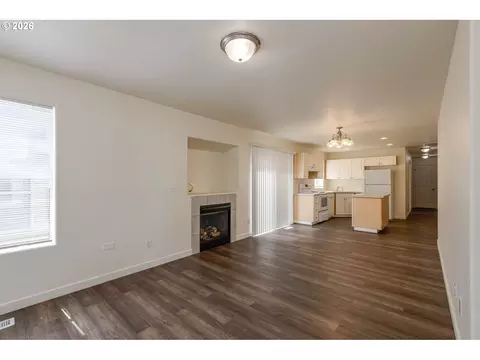 Living - 871 SW Junction Pl, Gresham, OR 97080 photo 1 of 3