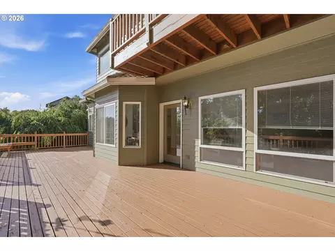 Exterior - 2125 NW 47th Ave, Camas, WA 98607 photo 2 of 9
