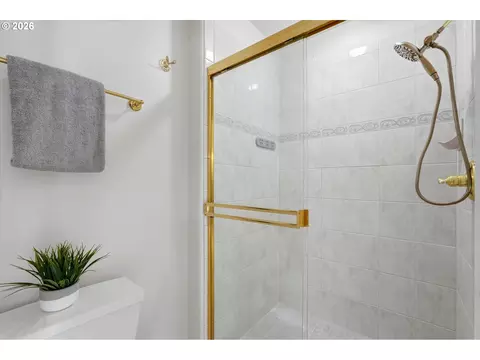 Bath - 2125 NW 47th Ave, Camas, WA 98607 photo 3 of 5