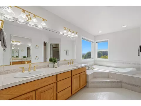 Bath - 2125 NW 47th Ave, Camas, WA 98607 photo 2 of 5