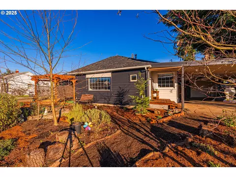 1130 S 7th St, Cottage Grove, OR 97424