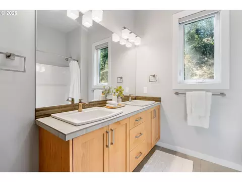 Bath - 400 Maya Way, Mosier, OR 97040 photo 7 of 8