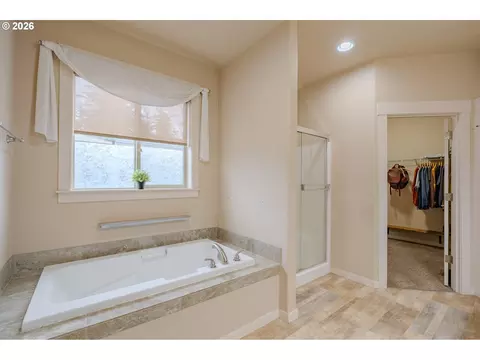 Bath - 2156 SW 14th Dr, Gresham, OR 97080 photo 4 of 5