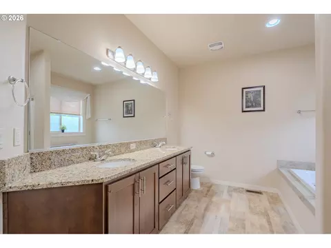 Bath - 2156 SW 14th Dr, Gresham, OR 97080 photo 2 of 5