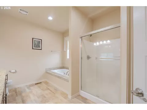 Bath - 2156 SW 14th Dr, Gresham, OR 97080 photo 3 of 5