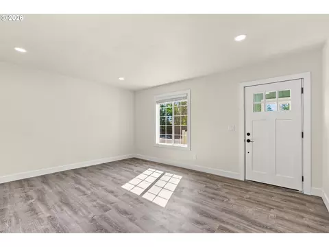 Living - 187 37th St, Springfield, OR 97478 photo 1 of 6