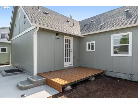 Exterior - 187 37th St, Springfield, OR 97478 photo 6 of 8