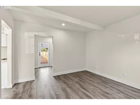 Living - 187 37th St, Springfield, OR 97478 photo 6 of 6