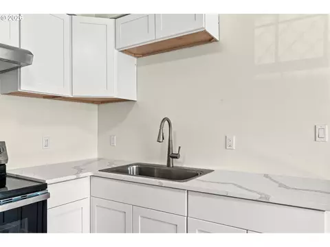 Kitchen - 187 37th St, Springfield, OR 97478 photo 3 of 3