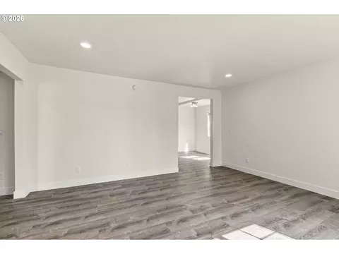 Living - 187 37th St, Springfield, OR 97478 photo 5 of 6