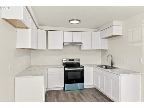 Kitchen - 187 37th St, Springfield, OR 97478 photo 1 of 3