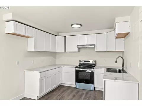 Kitchen - 187 37th St, Springfield, OR 97478 photo 2 of 3