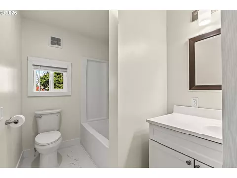 Bath - 187 37th St, Springfield, OR 97478 photo 2 of 3