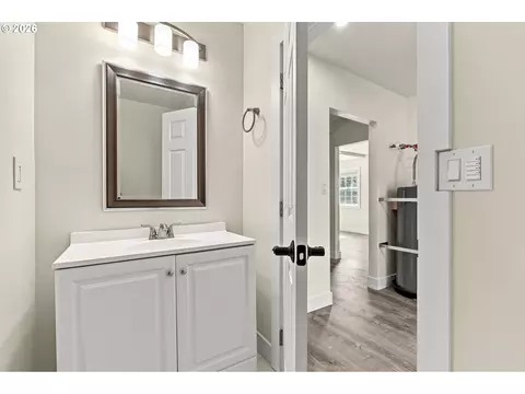 Bath - 187 37th St, Springfield, OR 97478 photo 1 of 3