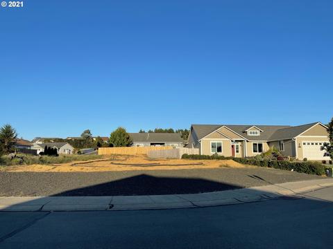 2015 Roosevelt Loop, North Bend, OR 97459 photo 1