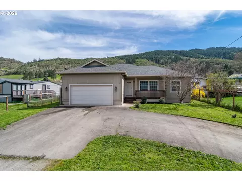1102 Cook St, Myrtle Creek, OR 97457
