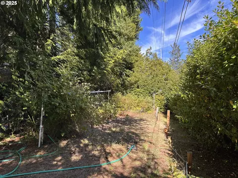 151 Outer Dr, Florence, OR 97439 photo 5