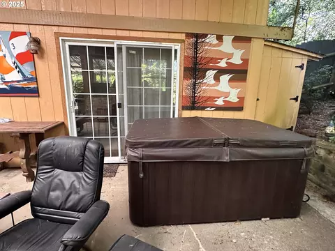 151 Outer Dr, Florence, OR 97439 photo 9