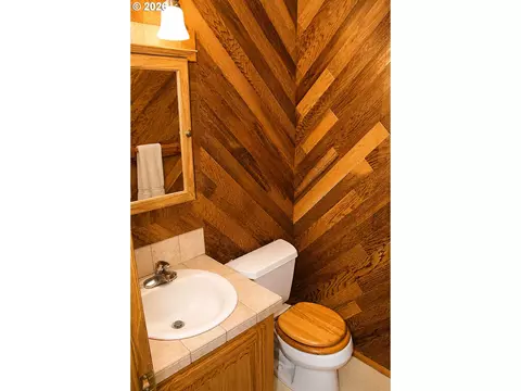 Bath - 381 NE Village Squire Ave #2, Gresham, OR 97030 photo 1 of 2