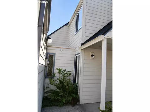 Exterior - 381 NE Village Squire Ave #2, Gresham, OR 97030 photo 1 of 10
