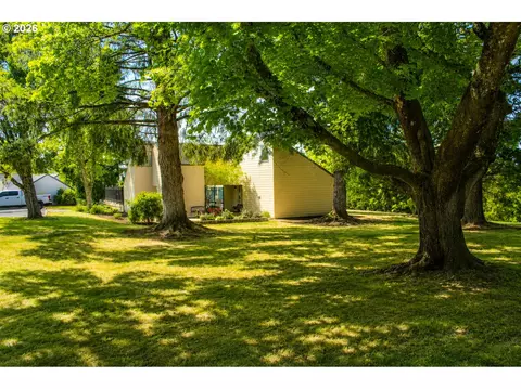 Exterior - 381 NE Village Squire Ave #2, Gresham, OR 97030 photo 8 of 10