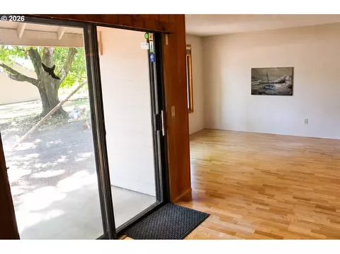 Living - 381 NE Village Squire Ave #2, Gresham, OR 97030 photo 5 of 6