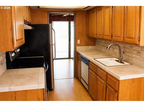 Kitchen - 381 NE Village Squire Ave #2, Gresham, OR 97030 photo 4 of 4