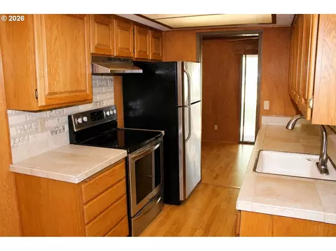 Kitchen - 381 NE Village Squire Ave #2, Gresham, OR 97030 photo 3 of 4