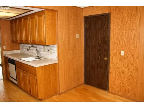 Kitchen - 381 NE Village Squire Ave #2, Gresham, OR 97030 photo 2 of 4